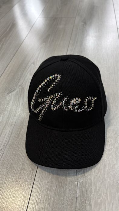 Guess дамска красива шапка с козирка