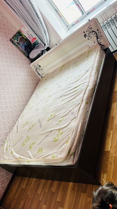 Спальный кроват