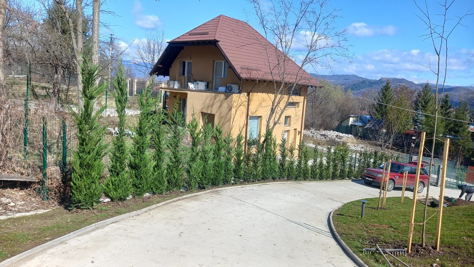 Amenajez spati verzi gazon rulou plante grătare piatra naturala