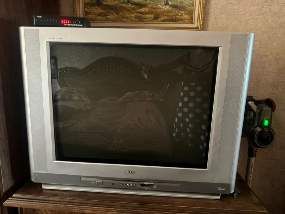 Телевизор LG с антеной и приставкой