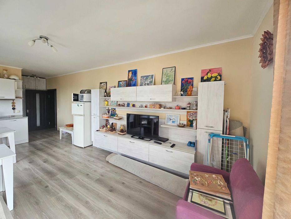 Две студия, с преддверие дава възможност за ползване като двустаен