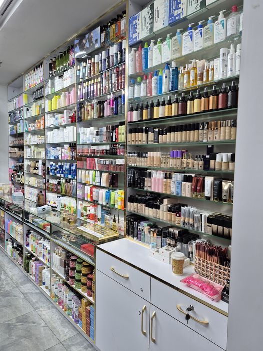 Продаётся витрина для косметики.