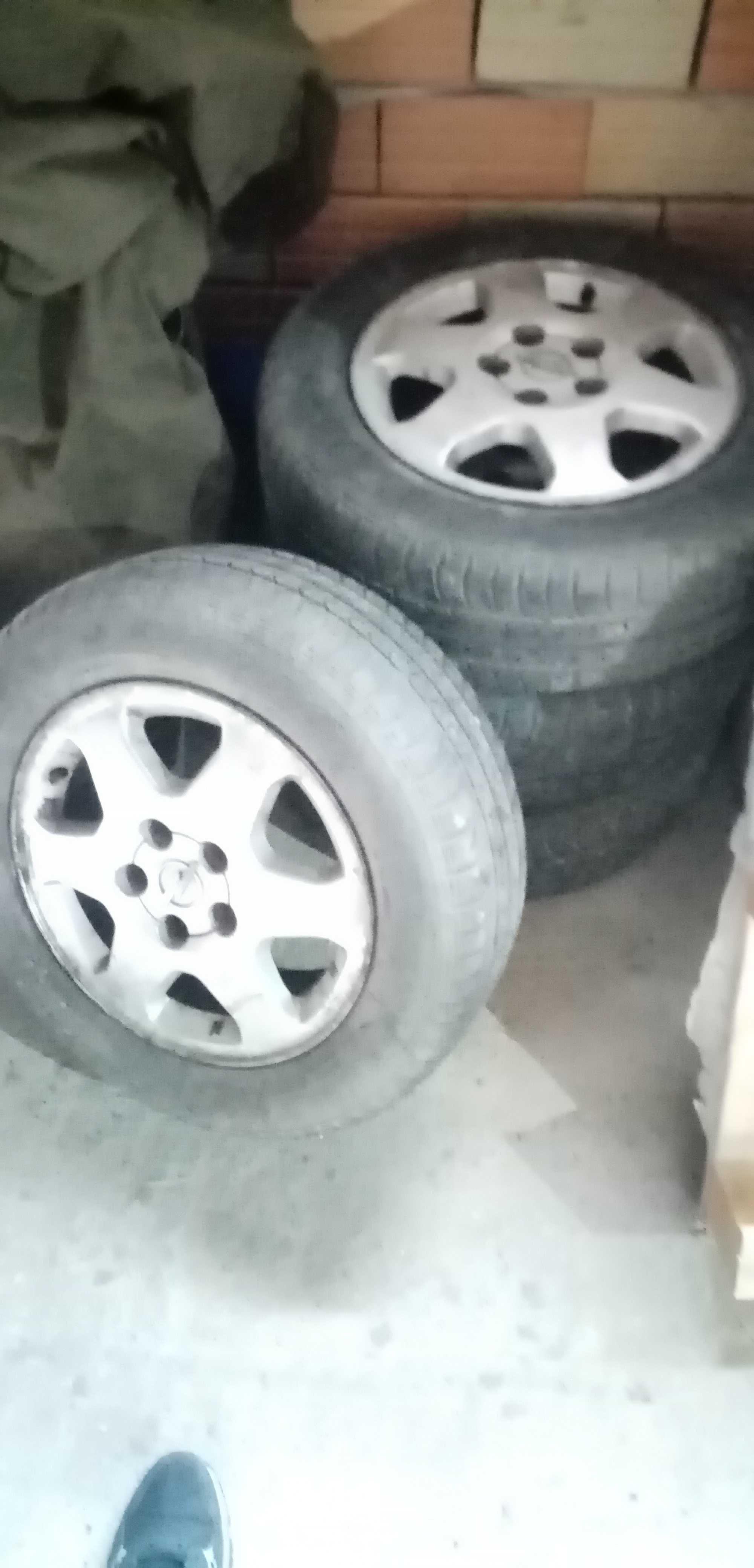 Продавам джанти с гуми