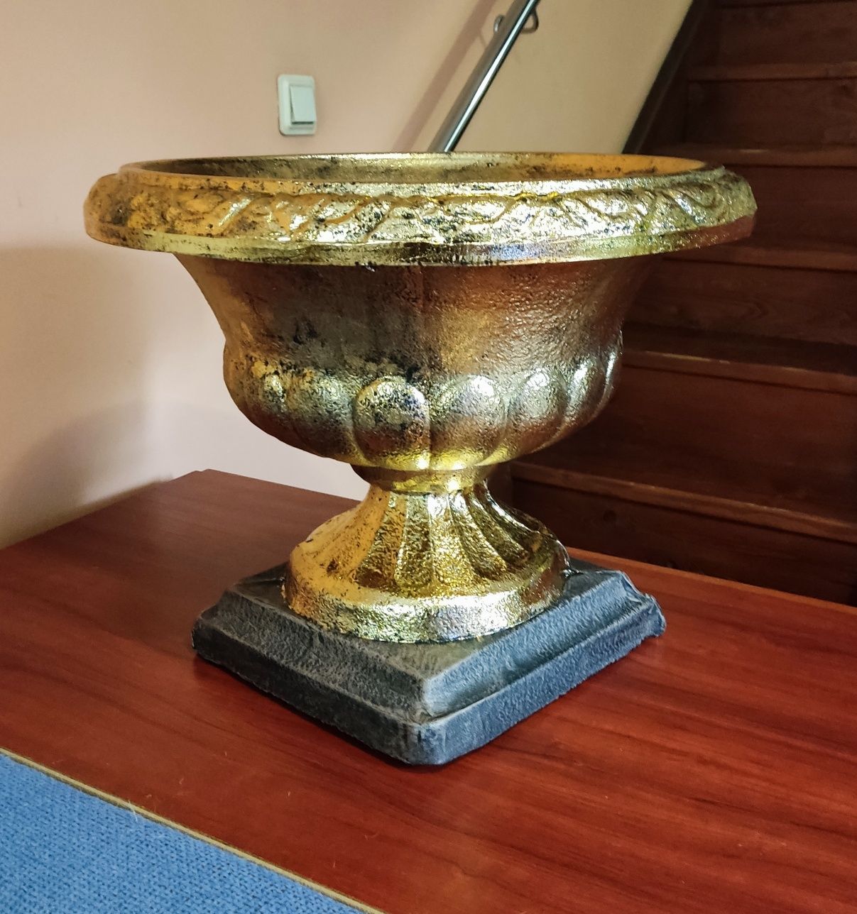 Декоративна кашпа ваза със златно фолио!