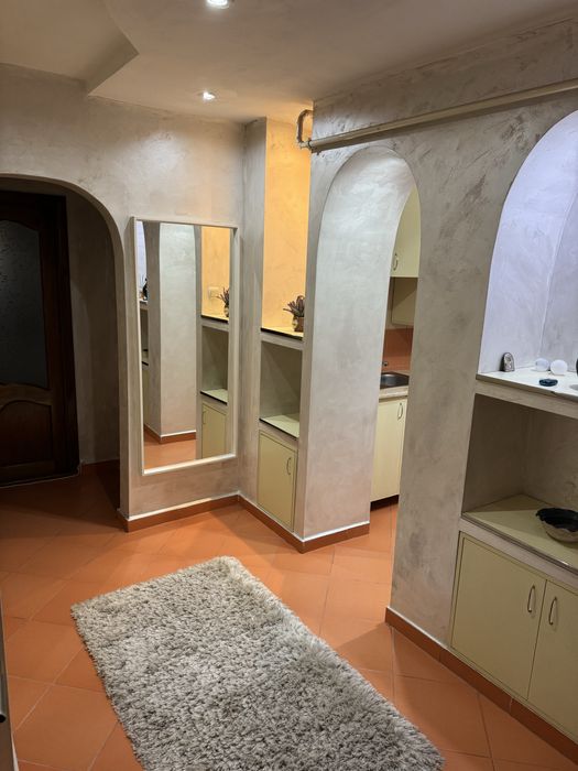 Inchiriez apartament 2 camere decomandat etaj 1 cu centrala !