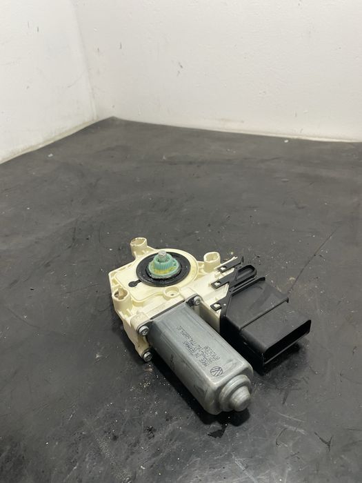 Motoras geam macara dreapta spate Volkswagen Vw Passat B6 1K0959704F