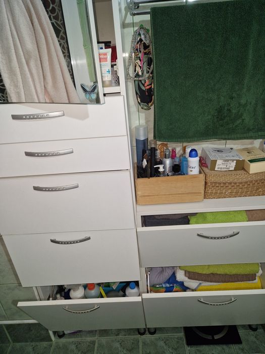 Vand 2 dulapuri pt baie si obiecte sanitare