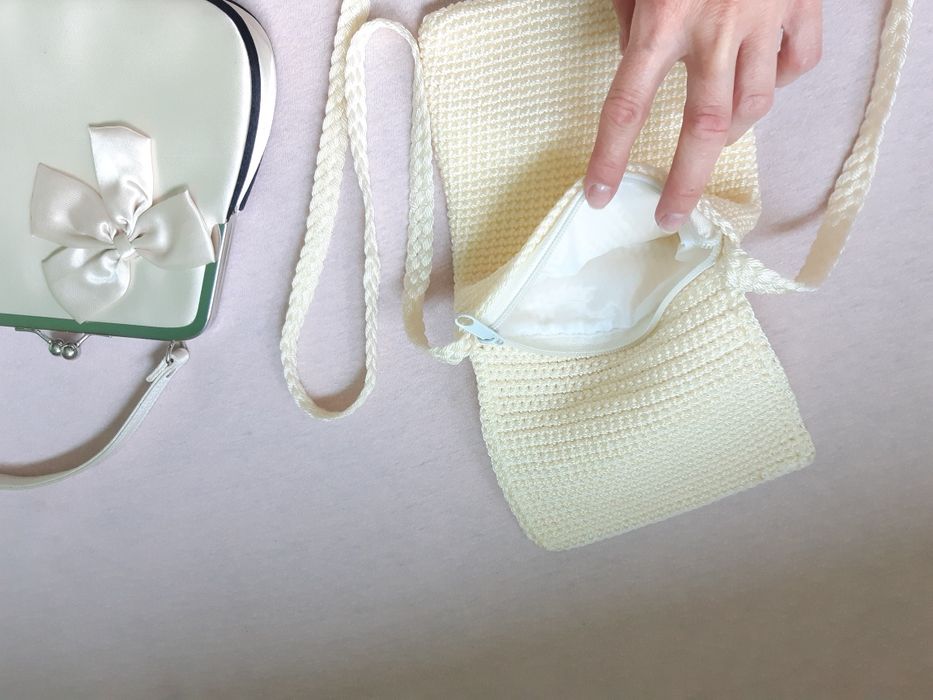 Нови мини дамски чанти в кремав цвят.