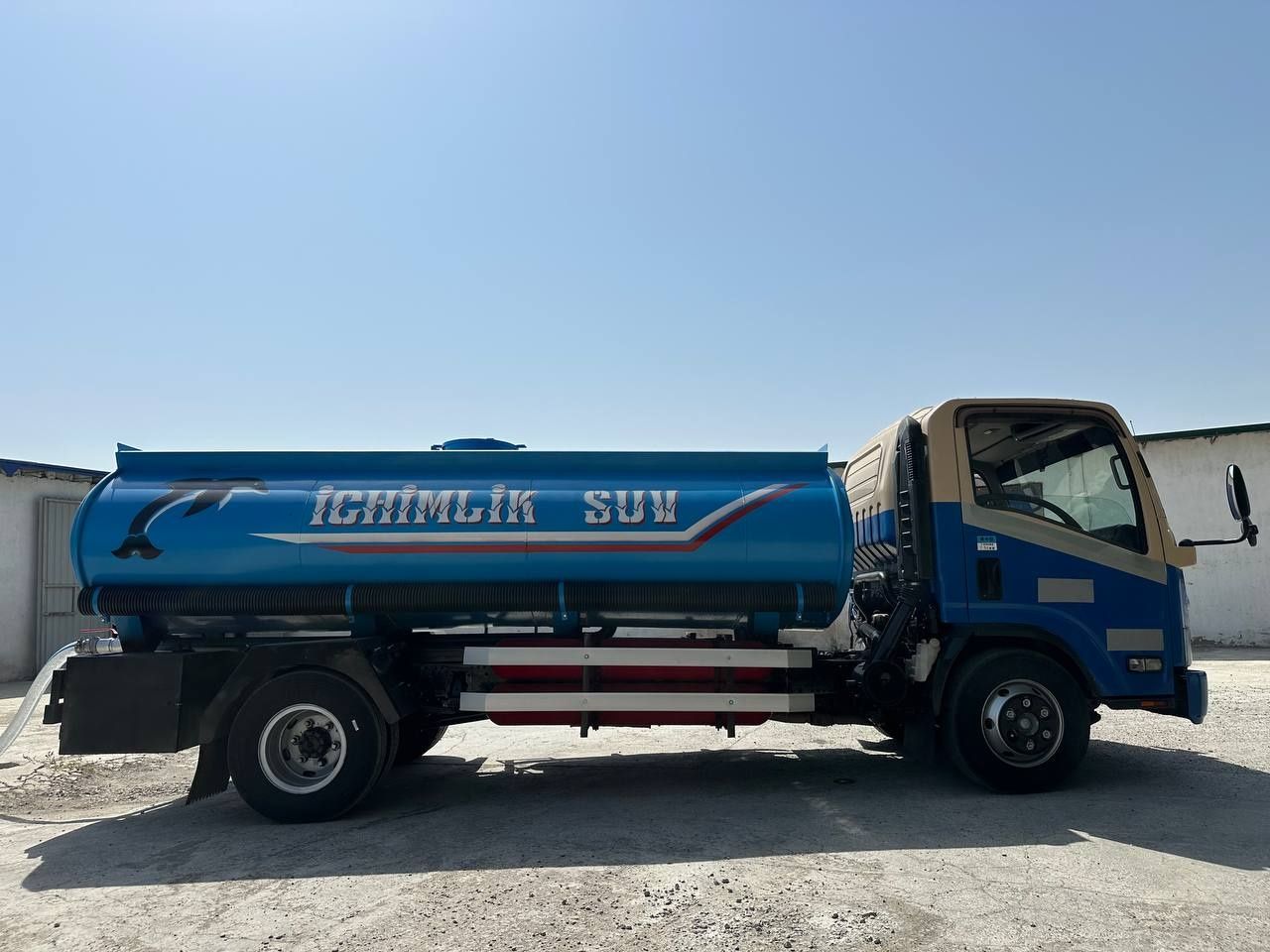 Isuzu vadavoz avtobusdan taxlangan