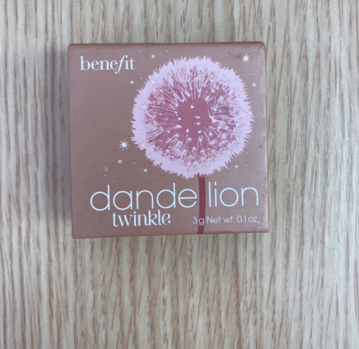 Benefit Dandelion Twinkle iluminator pudra nude pink