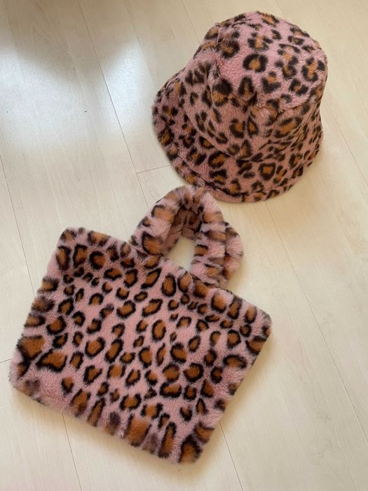 Чисто нов  леопардов розов комплект шапка и чанта меки плюшени
