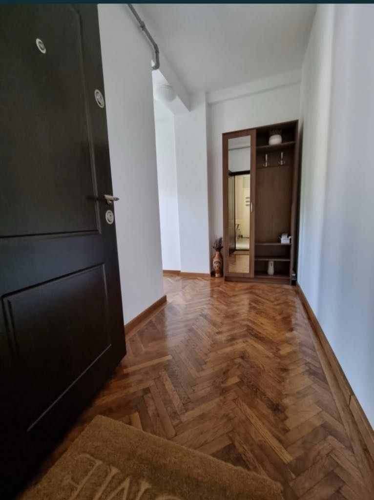 Închiriez pe termen lung Apartament tip studio, zonă centrală
