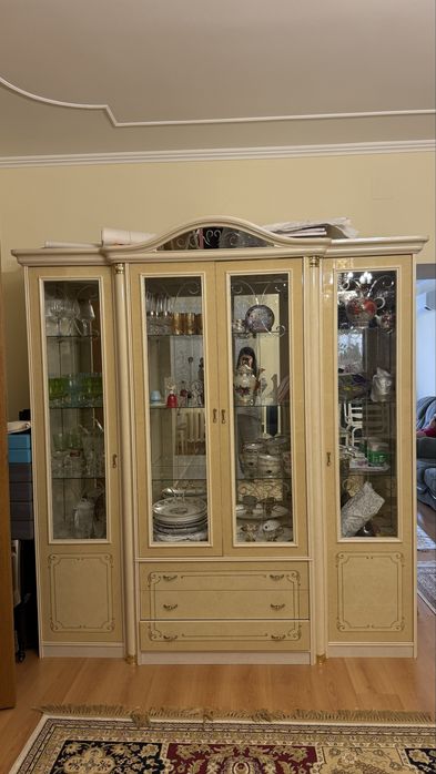 Сервант и комод с зеркалом, бежевый, с полками для посуды