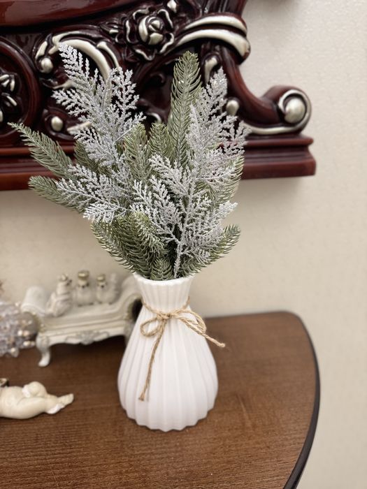 Продам вазу с сосновыми ветками ели и блестящими серебрянными ветвями