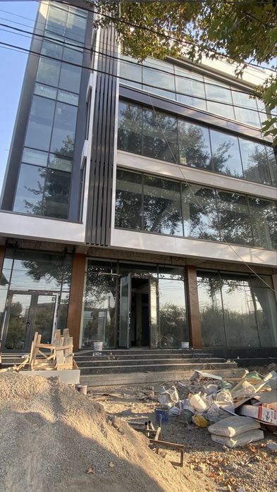 Сдаётся в аренду отдельно стоящее здание  2200 м², вдоль дороги.