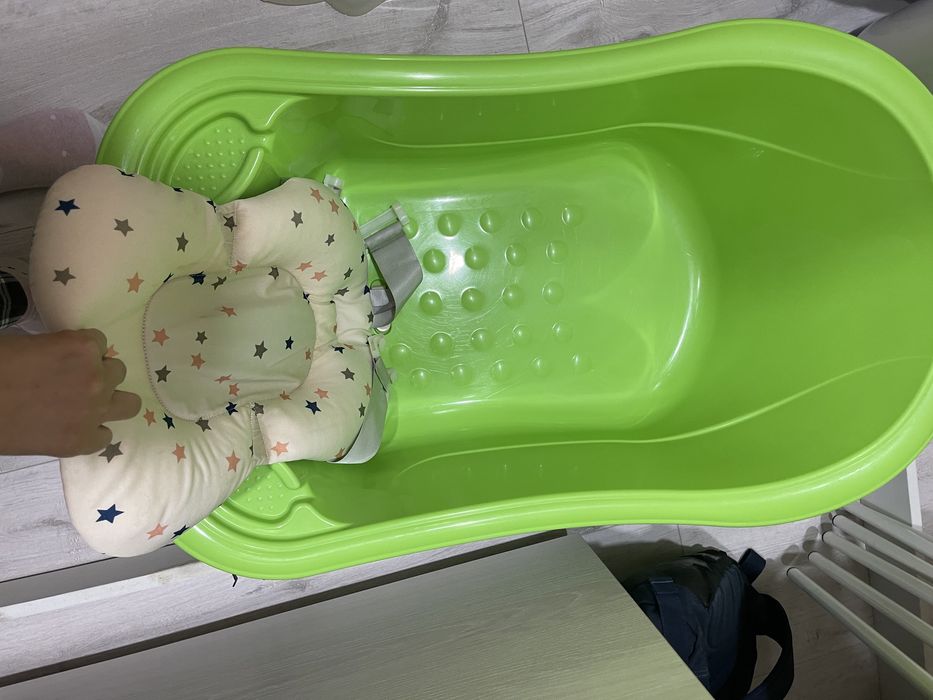 Продам детскую ванночку с подставкой и подушкой