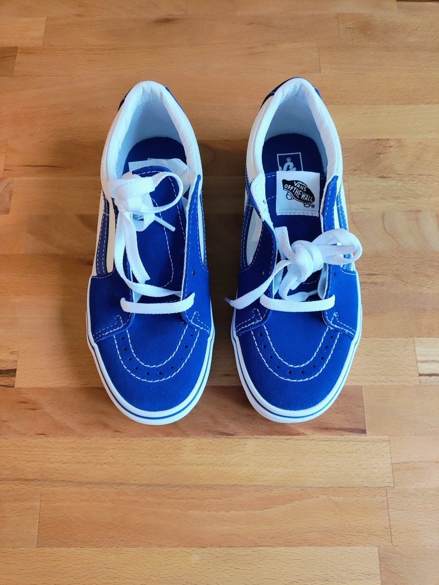 Продавам детски кецове Vans