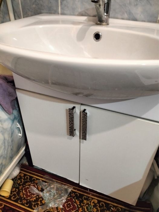 продается раковина с зеркалой и шкафами
