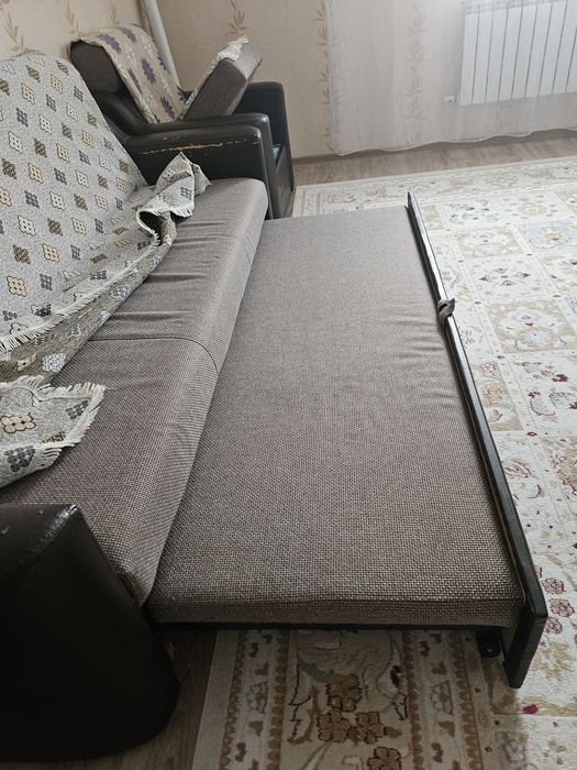 Продам диван  с двумя креслами