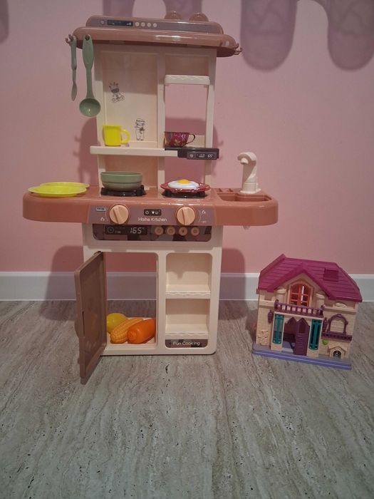 Детска къща с течаща вода,височина 63 см,шир.45 см.Подарък-малка къща