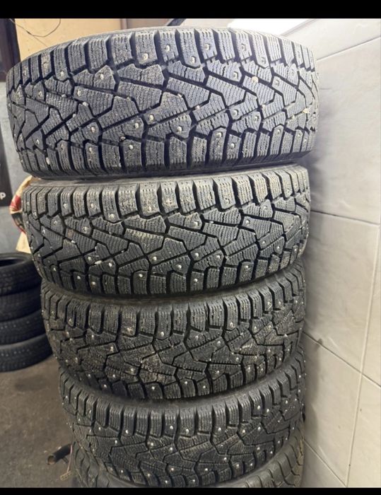 Резина зимняя почти новая все шипы на месте фирма PIRELLI