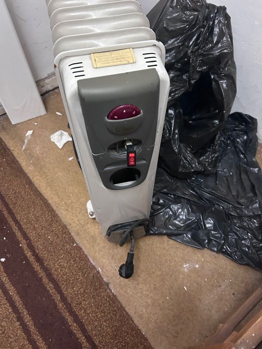 Vând un radiator și tot din poze