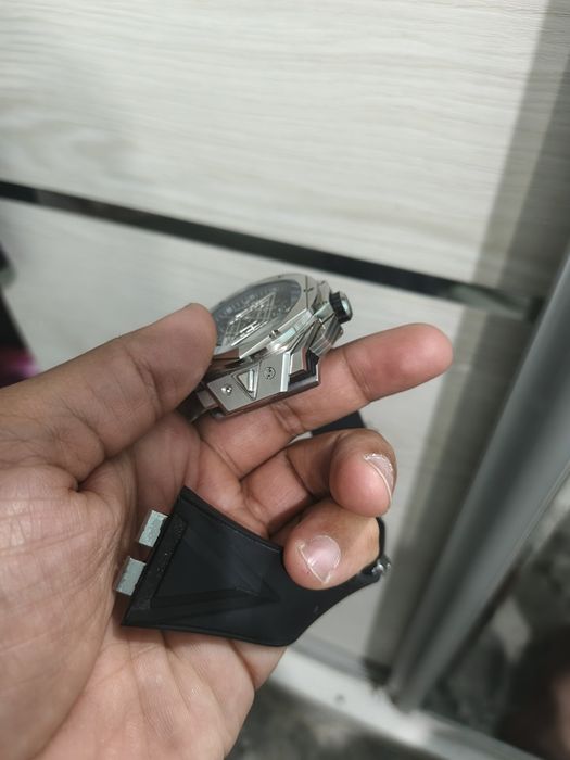 Soat Hublot batareyka korpus neyjavika rangi ocmidi

Icidiga xamma fun