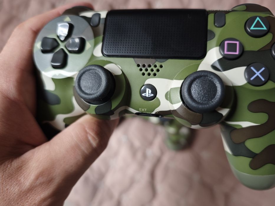 Продавам конзола Playstation 4 + 3 джойстика и 2 игри