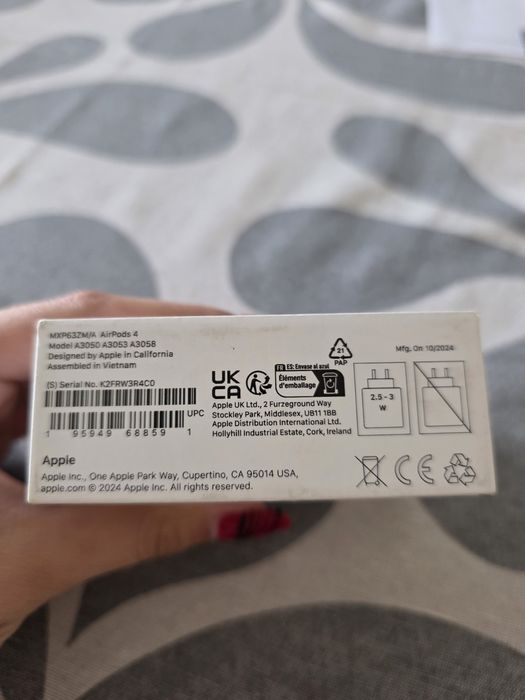 Apple AirPods 4 - нови