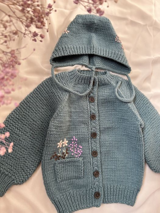 Вязаная детская кофточка с чепчиком