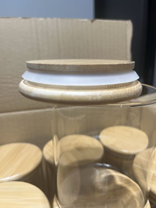 Стъклен буркан с дървена капачка