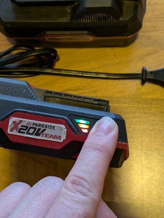 Incărcător și acumulator baterie Parkside de 4 Ah si de 2 Ah