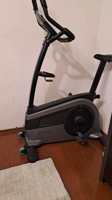 Bicicleta de apartament cu alimentare si conectare bluetooth