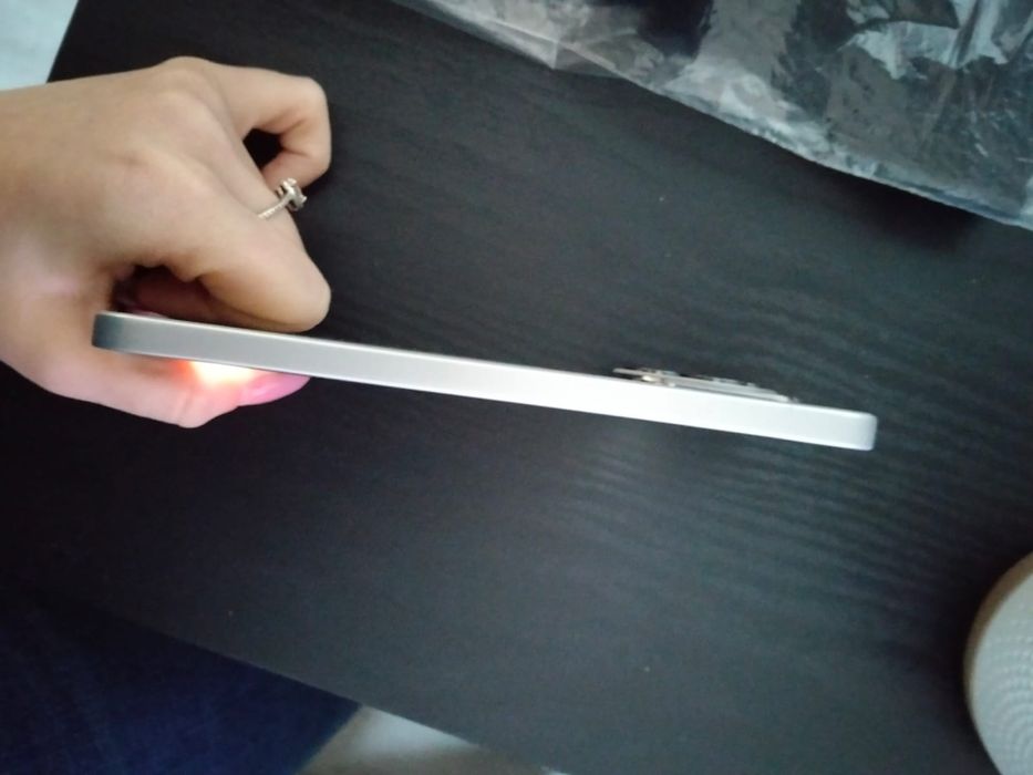 Vând sau schimb telefoane ca noi