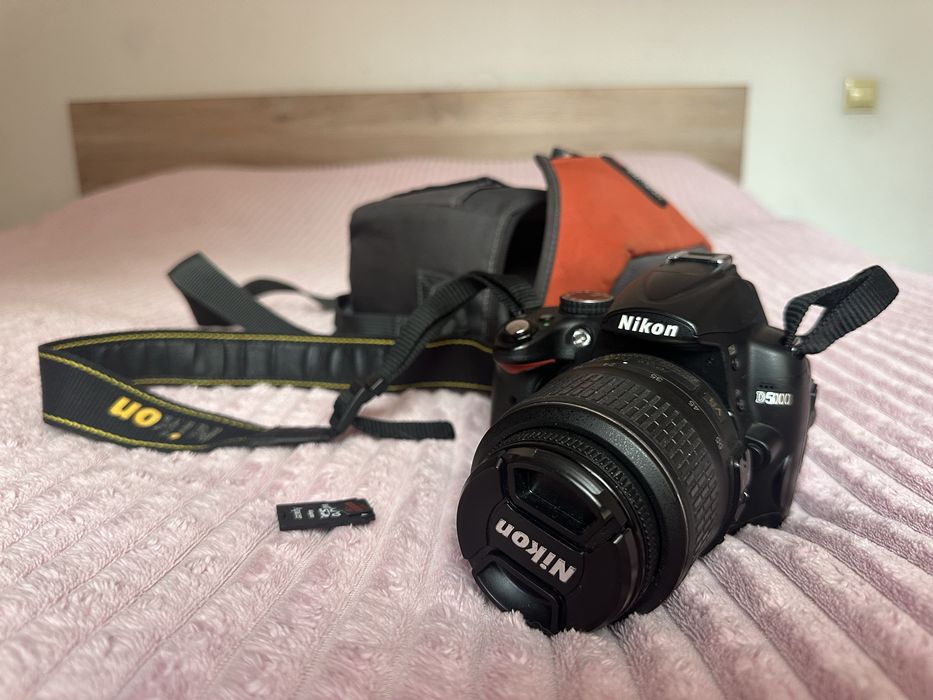 Цифровой зеркальный фотоаппарат Nikon D5000 с объективом VR 18-55 мм