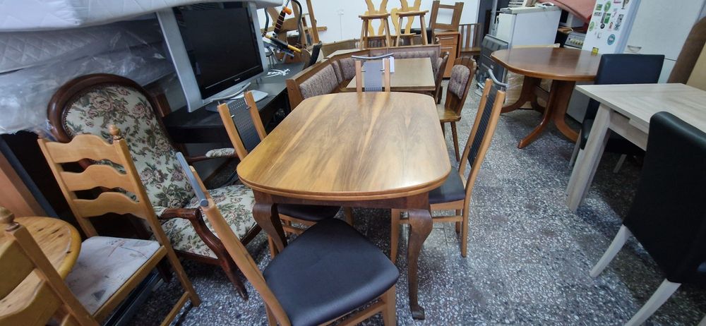 Masa cu 4 scaune din lemn masiv