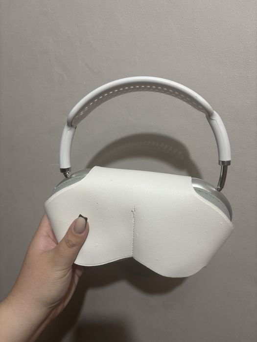 Продам наушники в чехле  airpods max