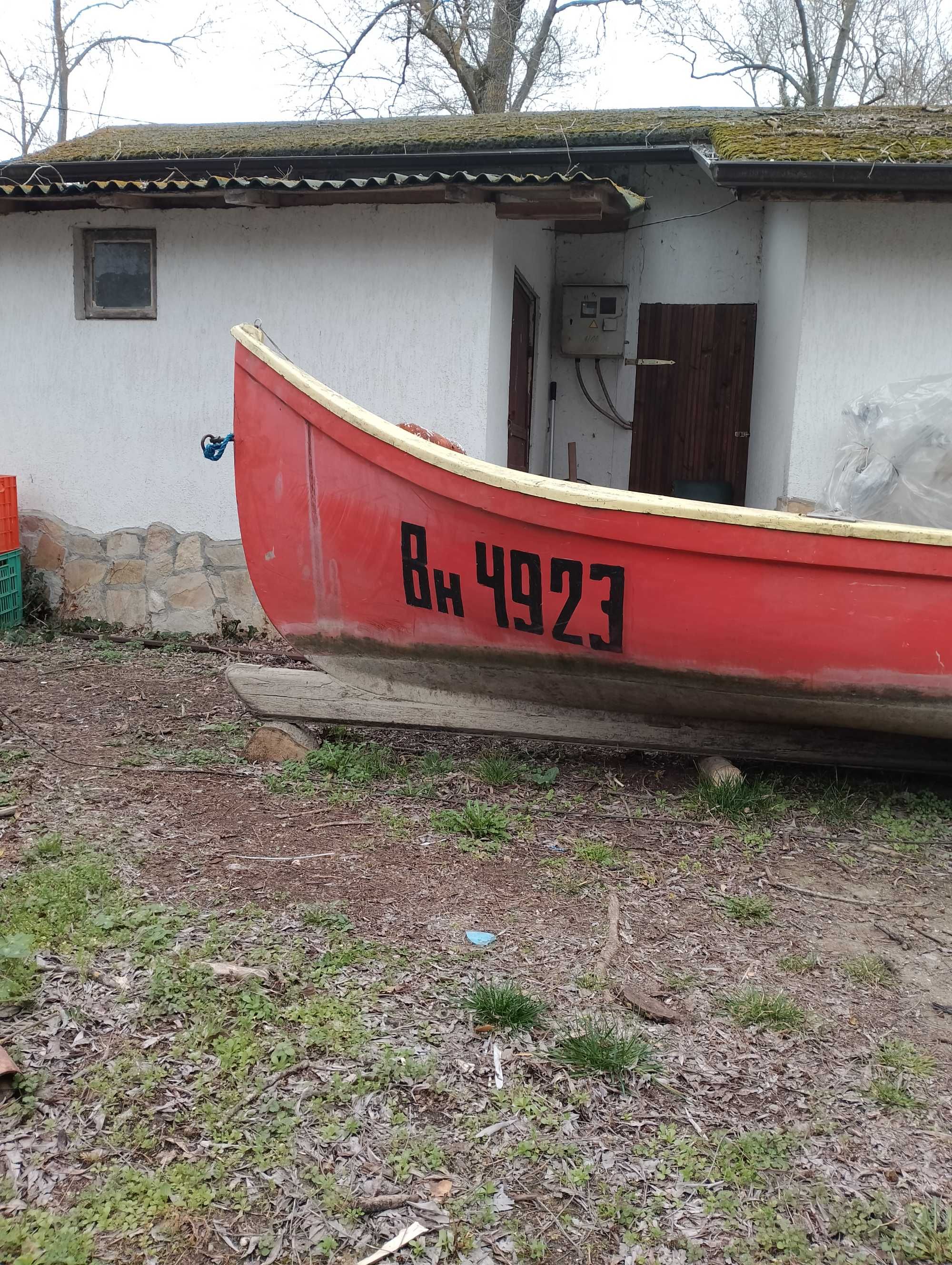 Моторна рибарска лодка със регистрация