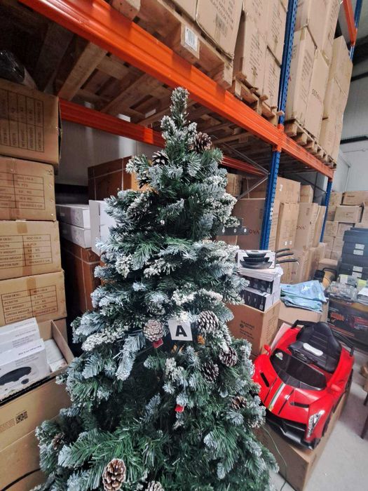 коледна елха с вградени светлини