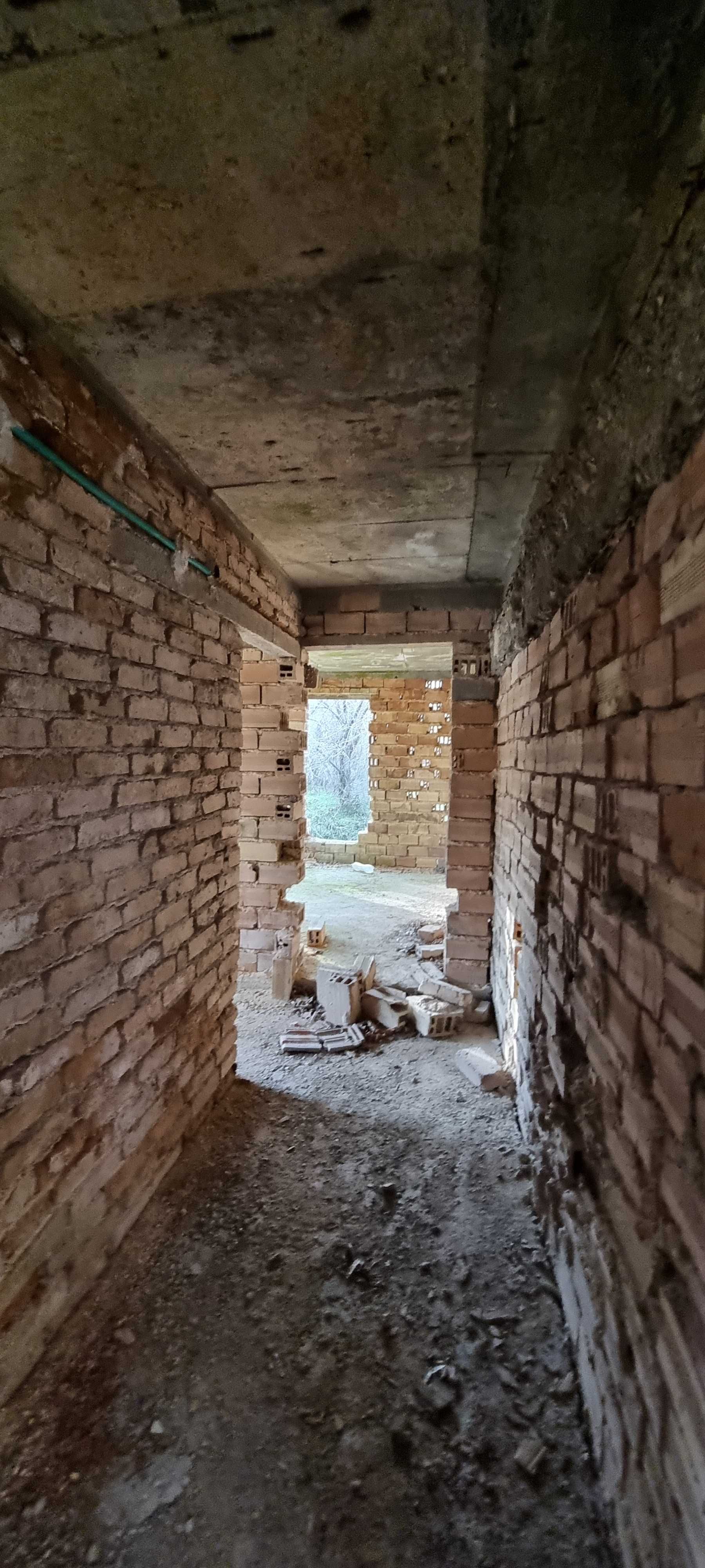 Продава се тухлена къща на плоча в груб строеж в с. Побит камък!