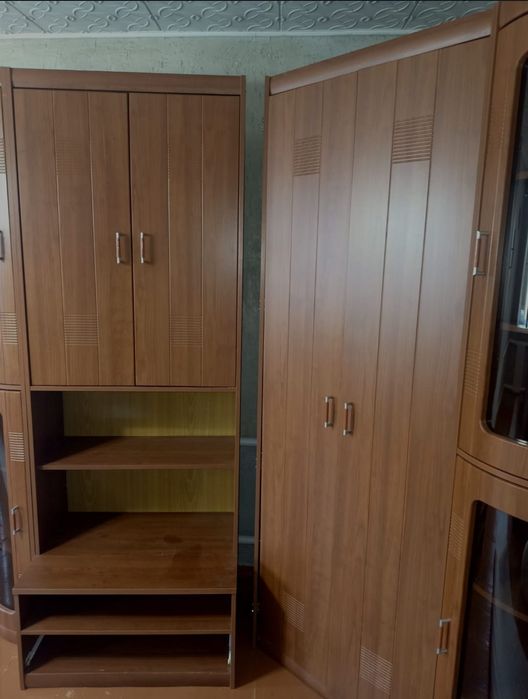 Продам шкаф-стенка угловая разборная два уголовных и два серванта .