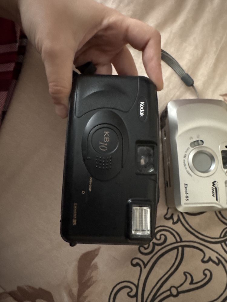 Цена за оба .Плёночные фотоаппараты W Izen Excel 88 и Kodak KB 10