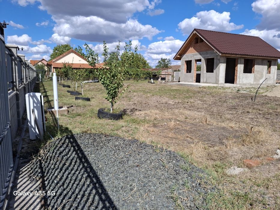 Vand 1403 mp teren cu Casa la Rosu cu Posibilitate Extindere