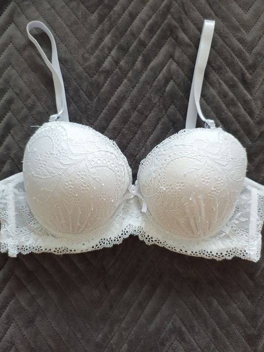 Sutiene noi diverse culori