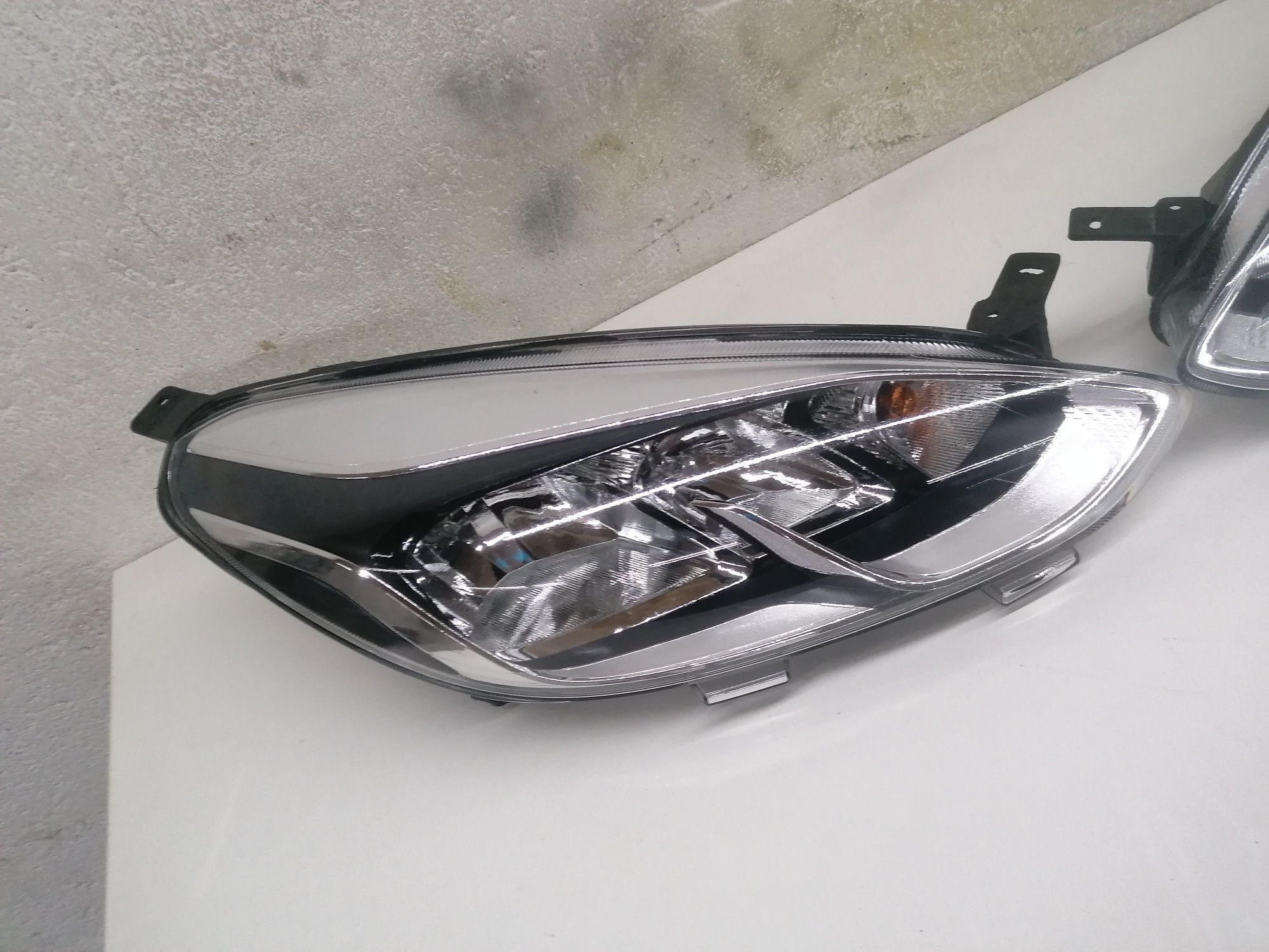 Far stânga dreapta halogen ford Fiesta 2017 2020