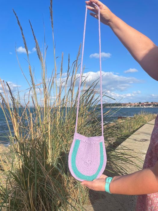 Мини плетена чанта на една кука, ментово и лилаво,с дълга дръжка