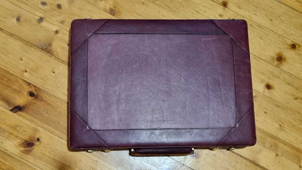Винтидж кожено дипломатическо куфарче в цвят бордо с кодови ключалки