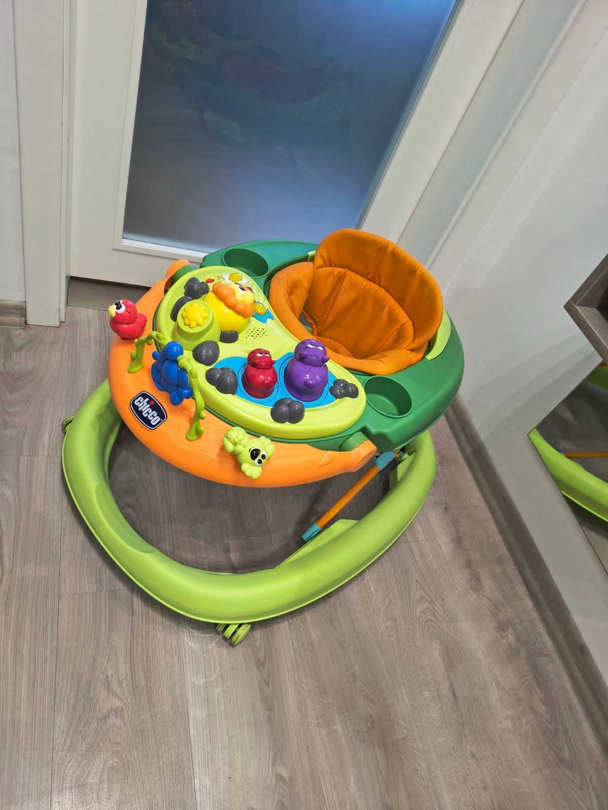 Страхотна проходилка CHICCO