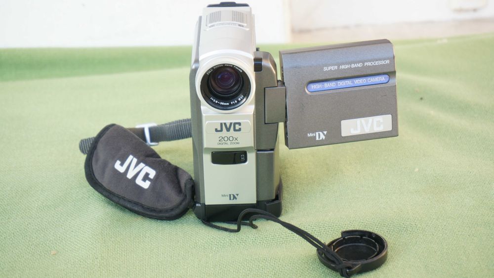 Video camera cu monitor LCD MiniDv JVC GR-VF75