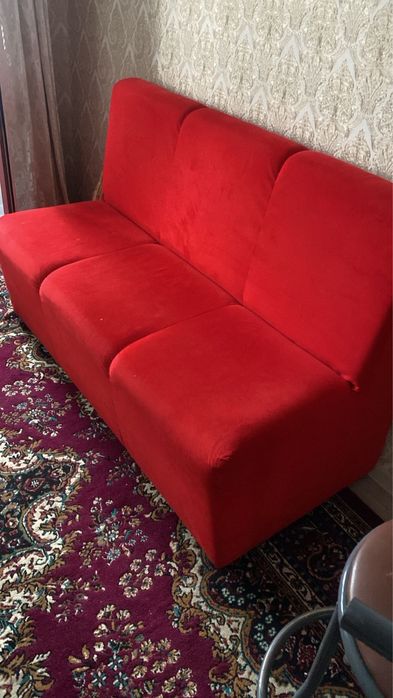 Красный офисный диван в отличном состоянии — для салонов и кабинетов